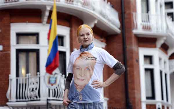 Vivienne Westwood e sua camiseta em apoio a Julian Assange