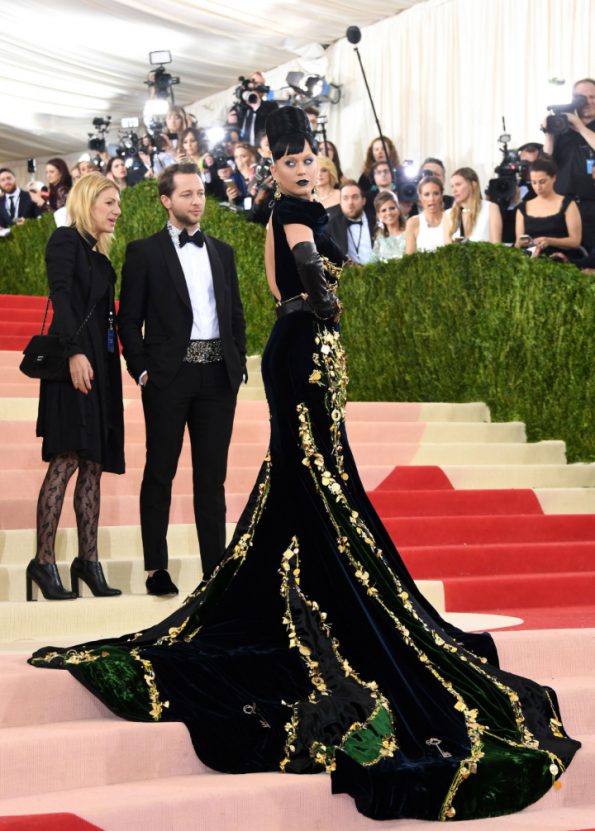 Confira galeria de looks MetGala 2016 Katy Perry vestiu Prada