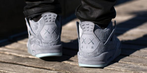 Neymar arremata sneaker de Kaws