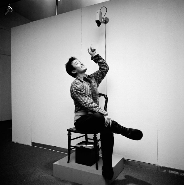 Novo vlog Popping Up tem mostra de Nam June Paik e toy arte da Visionaire