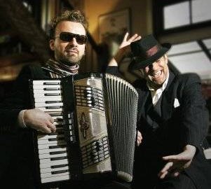 DJ Shantel pula, grita e faz a cossaca