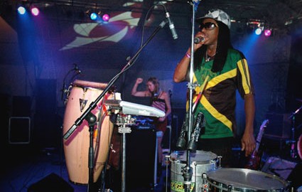 Percussão e eletronica brasileira radicada na Nova Zelândia