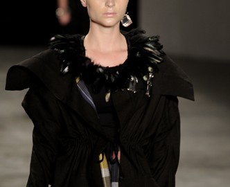 Isabela Capeto abre segundo dia de desfiles na SPFW