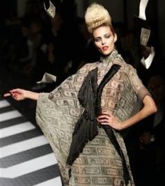 Gaultier mostra nova coleção com protestos