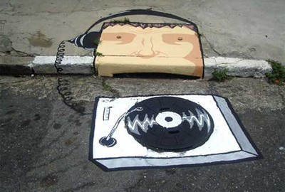 Duo 6emeia reflete com humor bueiros de São Paulo