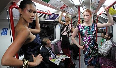 Modelos desfilam no metrô de Londres