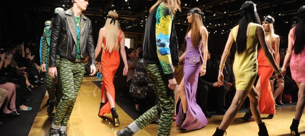 Veja a coleção fast fashion Versace para H&M