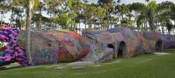 Olek mostra no Brasil instalação em crochê 