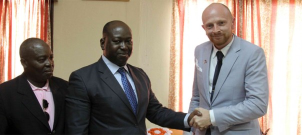 The Ambassador leva o conceito de "mockumentário" a novo patamar