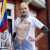 Vivienne Westwood e sua camiseta em apoio a Julian Assange
