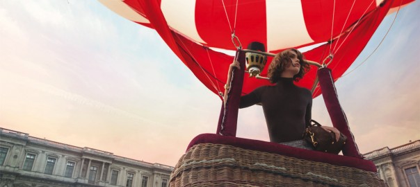 Arizona Muse se perde no Louvre vestindo Louis Vuitton