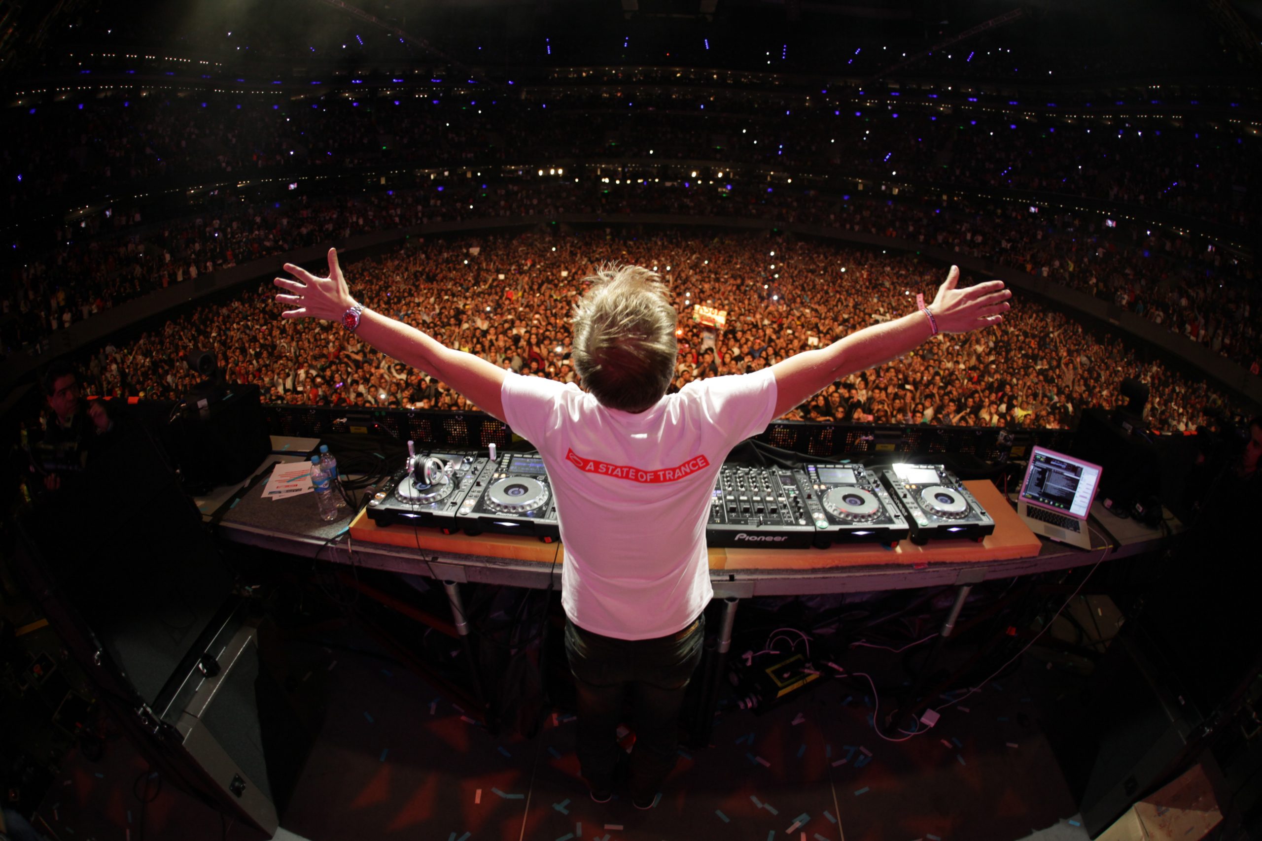 Armin Van Buuren apresenta CNN Ones to Watch