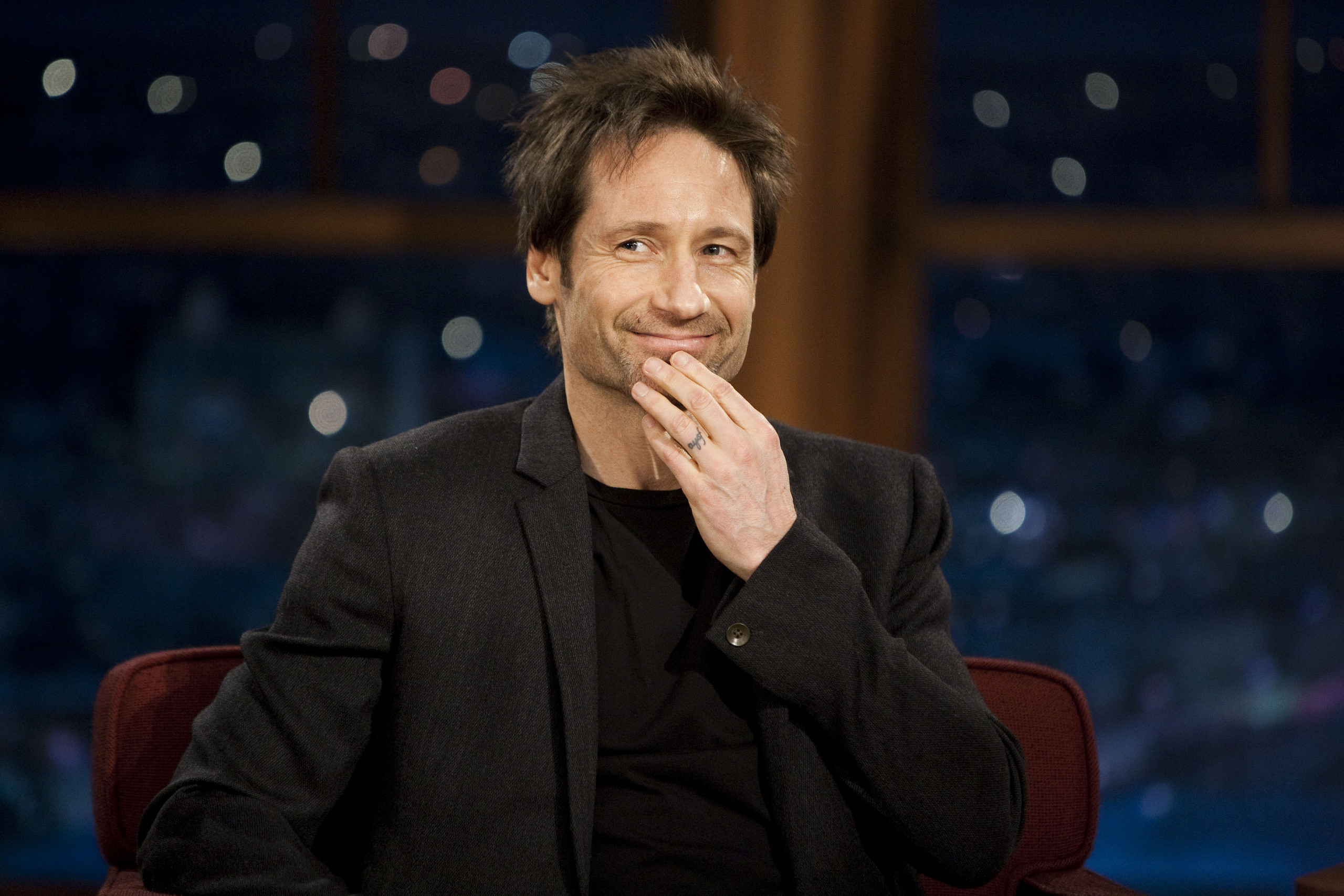 David Duchovny canta, atua e faz graça