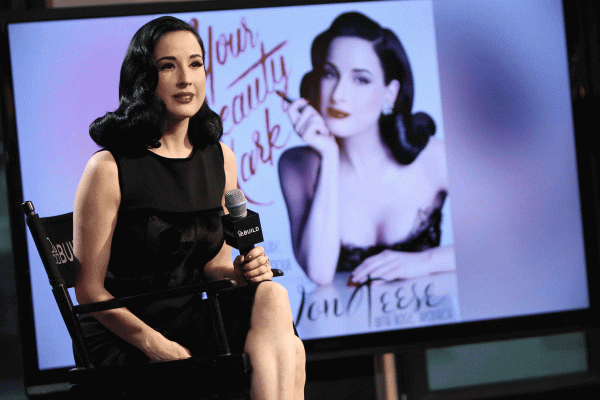 Dita Von Teese conta tudo sobre seu ritual de beleza em livro