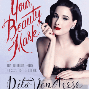 Dita Von Teese conta tudo sobre seu ritual de beleza em livro