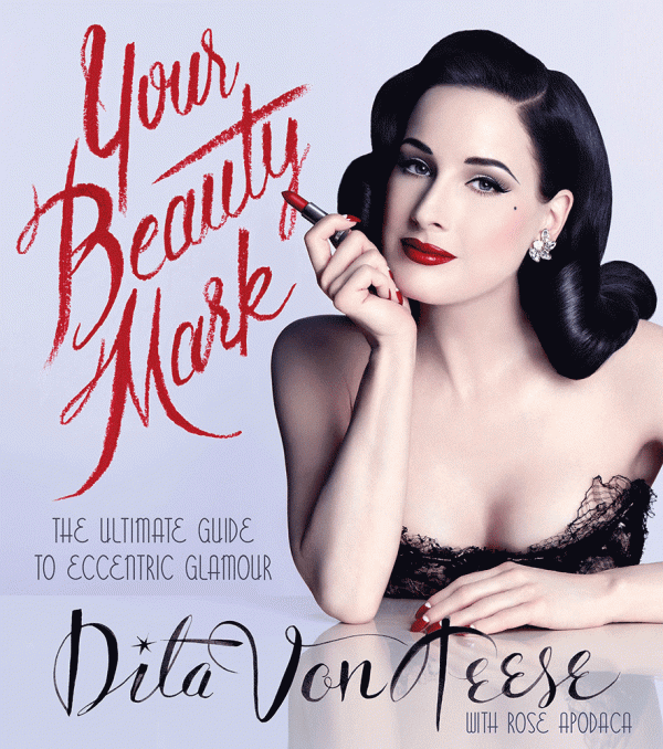 Dita Von Teese conta tudo sobre seu ritual de beleza em livro