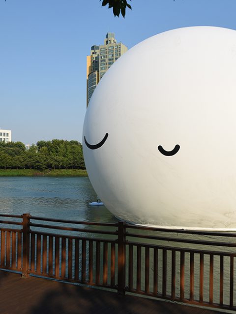 FriendsWithYou inaugura instalação gigante em Seul