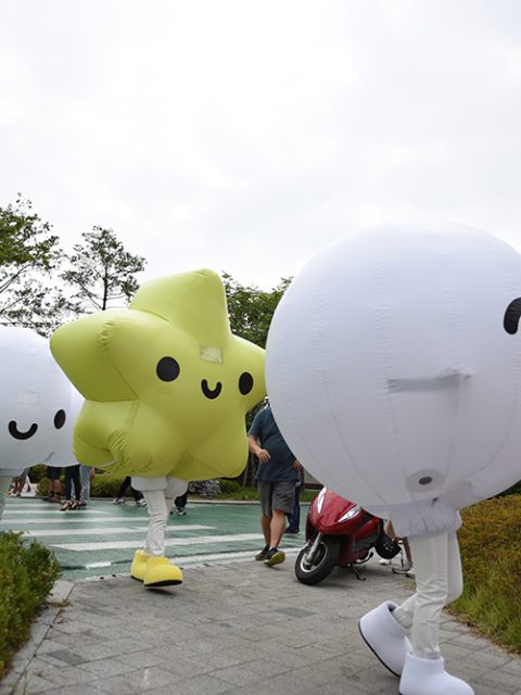 FriendsWithYou inaugura instalação gigante em Seul