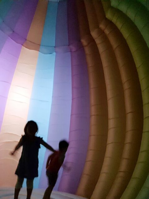 FriendsWithYou inaugura instalação gigante em Seul