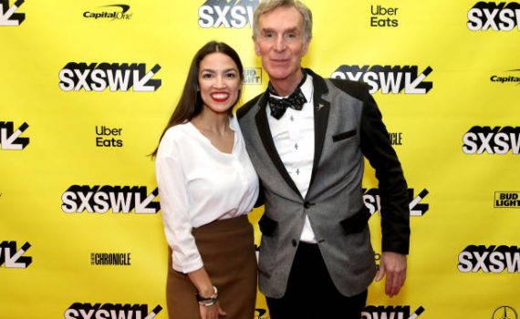 Alexandria-Ocasio Cortez conversa com o público no SXSW