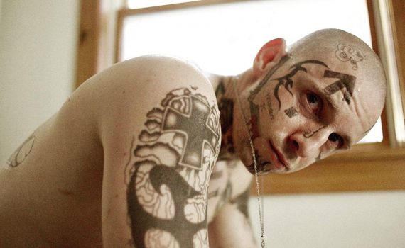 Jamie Bell estrela filme sobre skinheads e supremacia branca