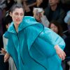 Issey Miyake celebra a diversão na moda feminina