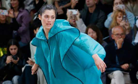 Issey Miyake celebra a diversão na moda feminina