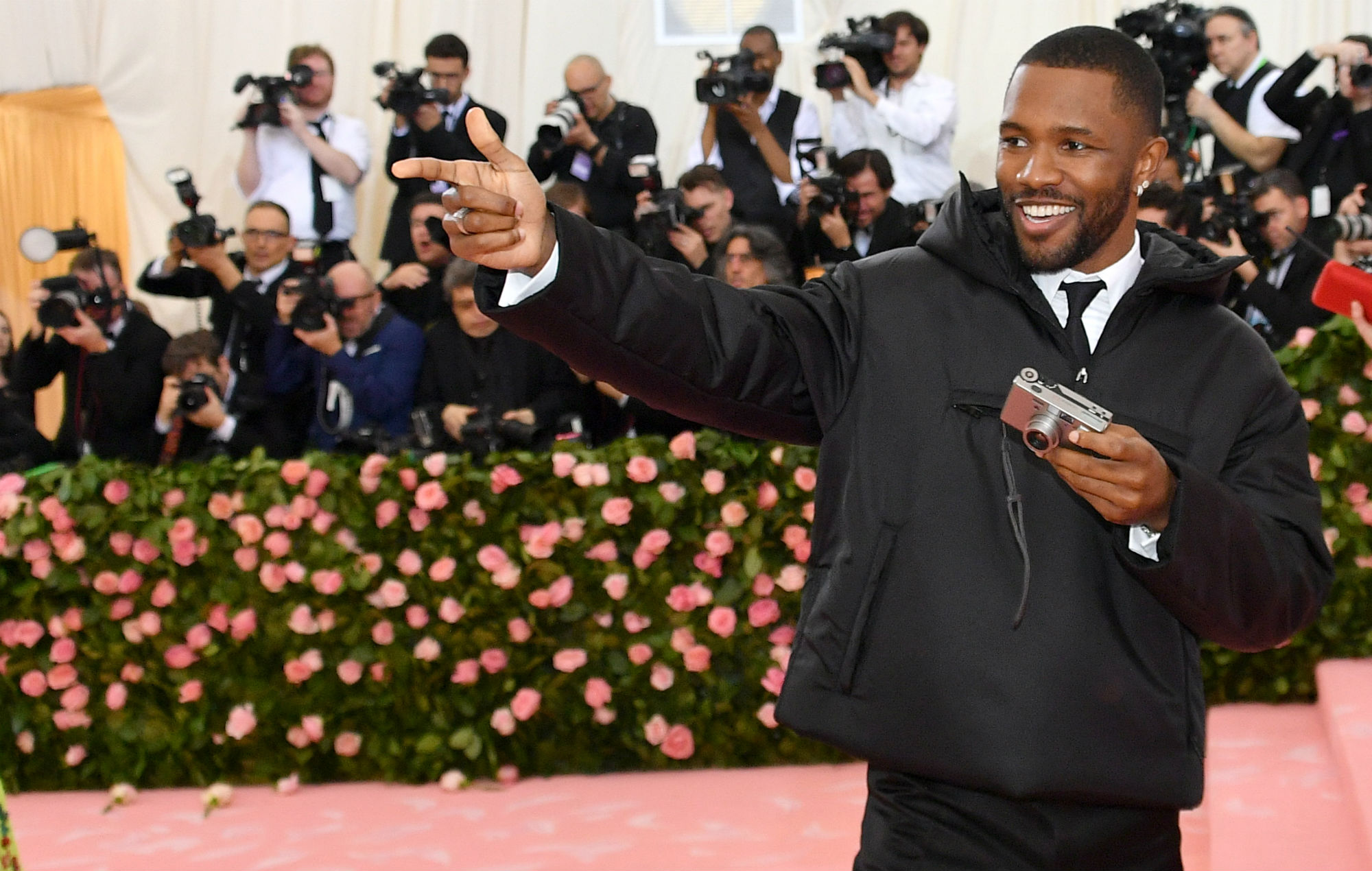 Frank Ocean lança faixa nova e festa em N.York