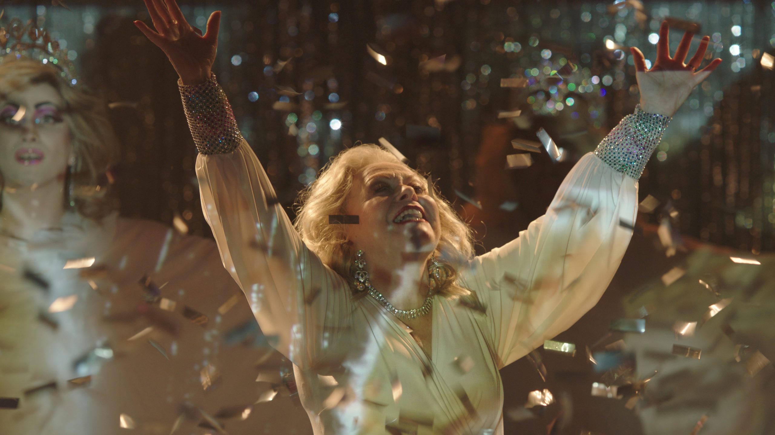 Luci Liu, Adrien Grenier e Jacki Weaver em Stage Mother