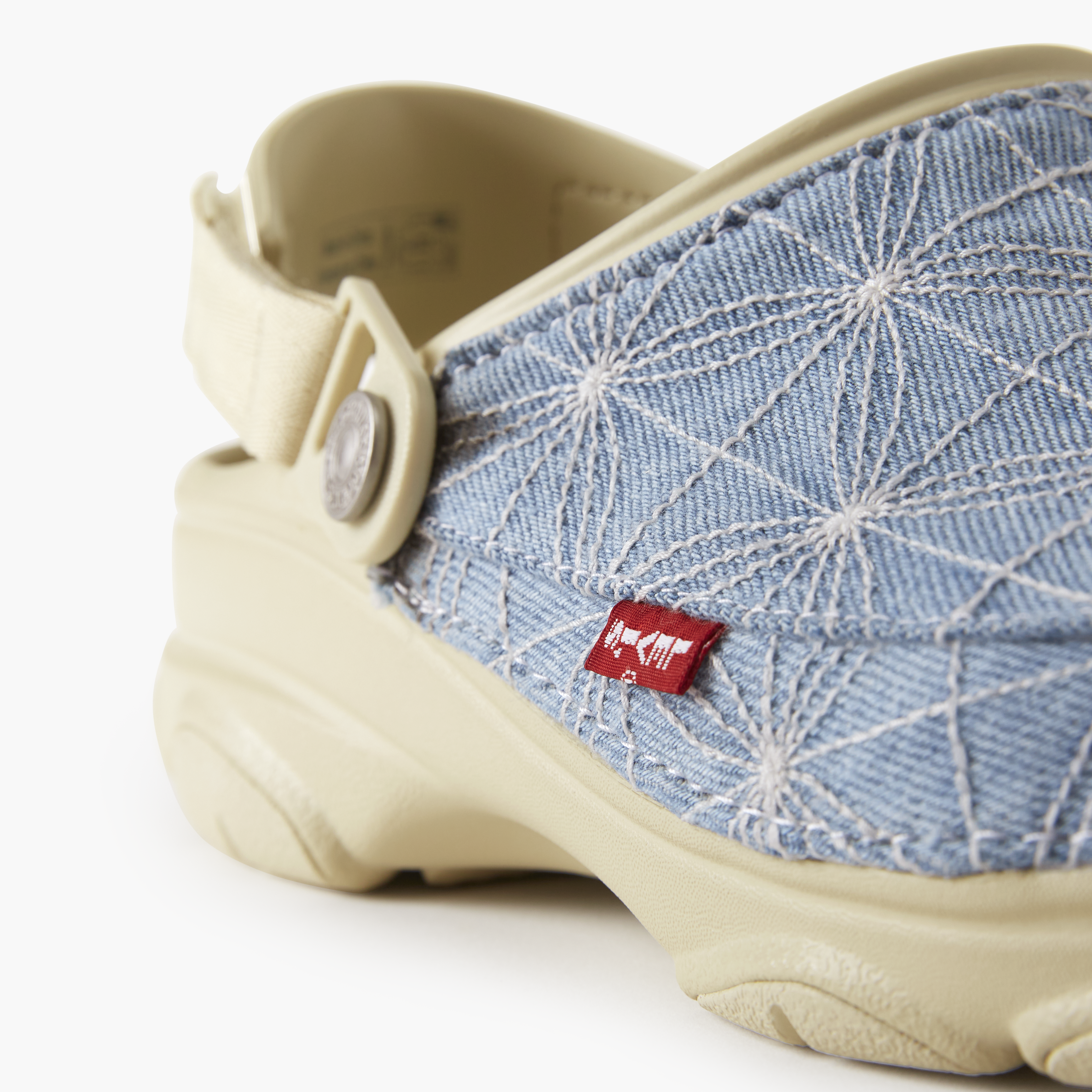 Colaboração entre Levi’s® e Crocs já esgotou
