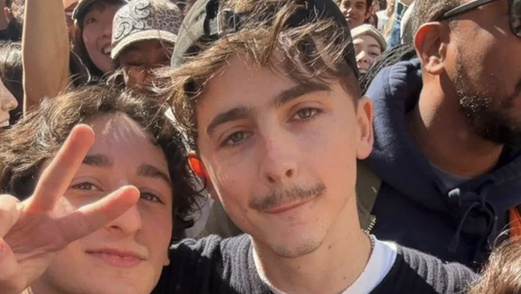Timothée Chalamet aparece de surpresa em concurso de sósias