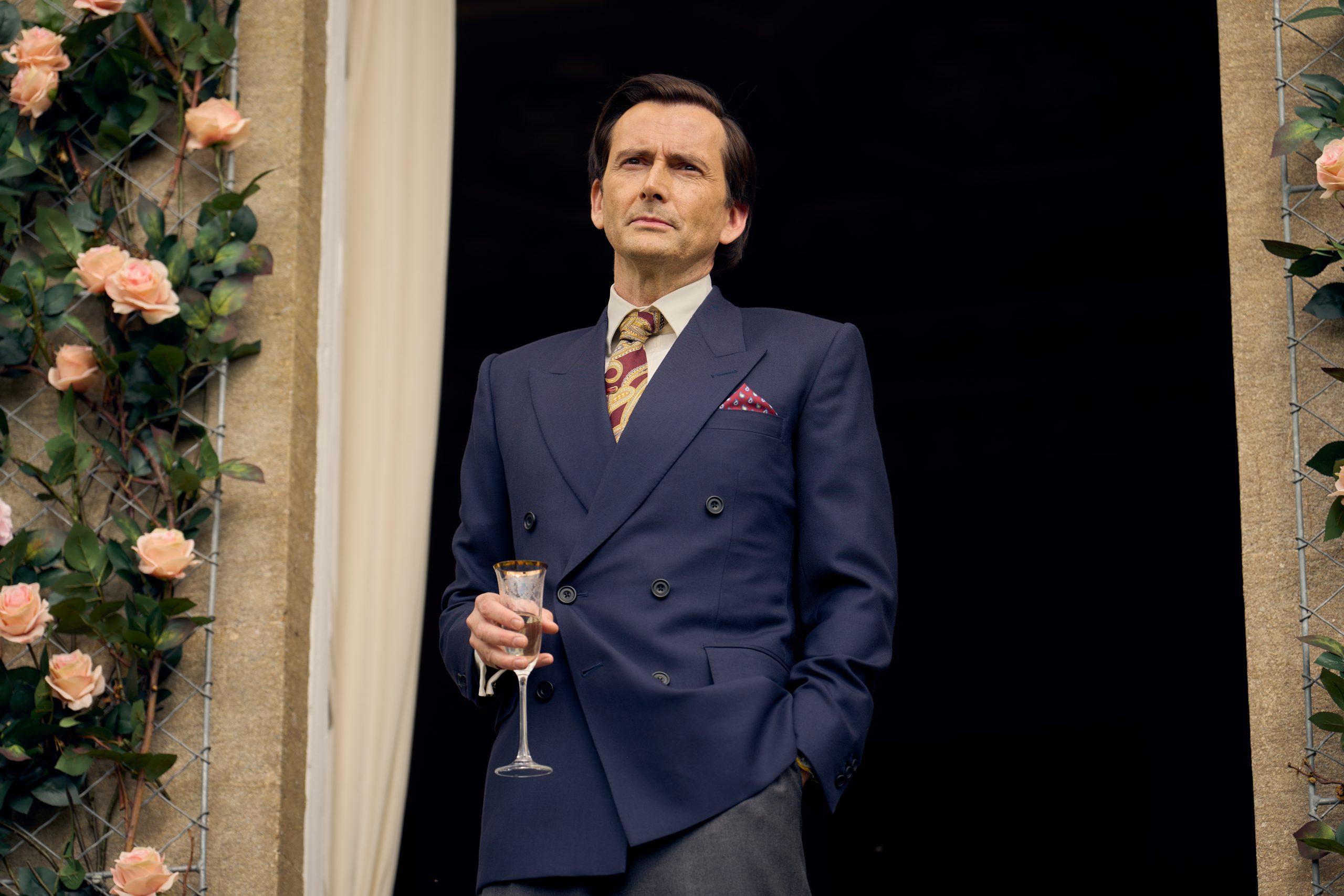 Rivais: seriado da Disney+ mostra bastidores do poder na década de 80