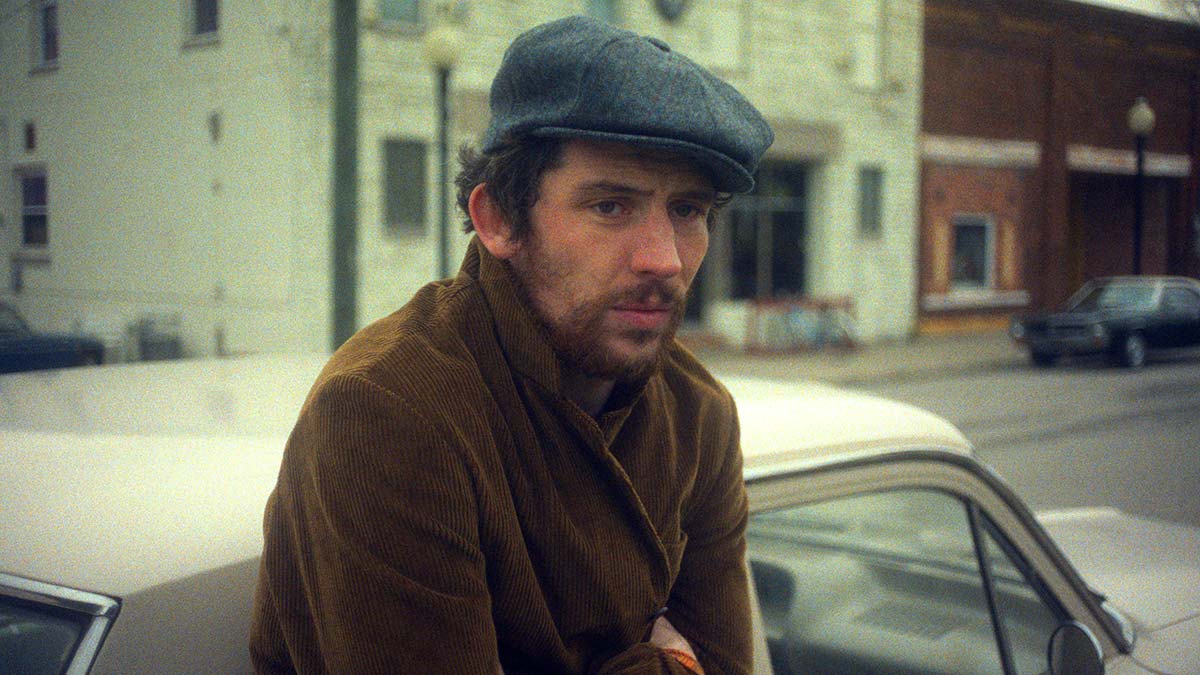 Josh O'Connor brilha em The Mastermind