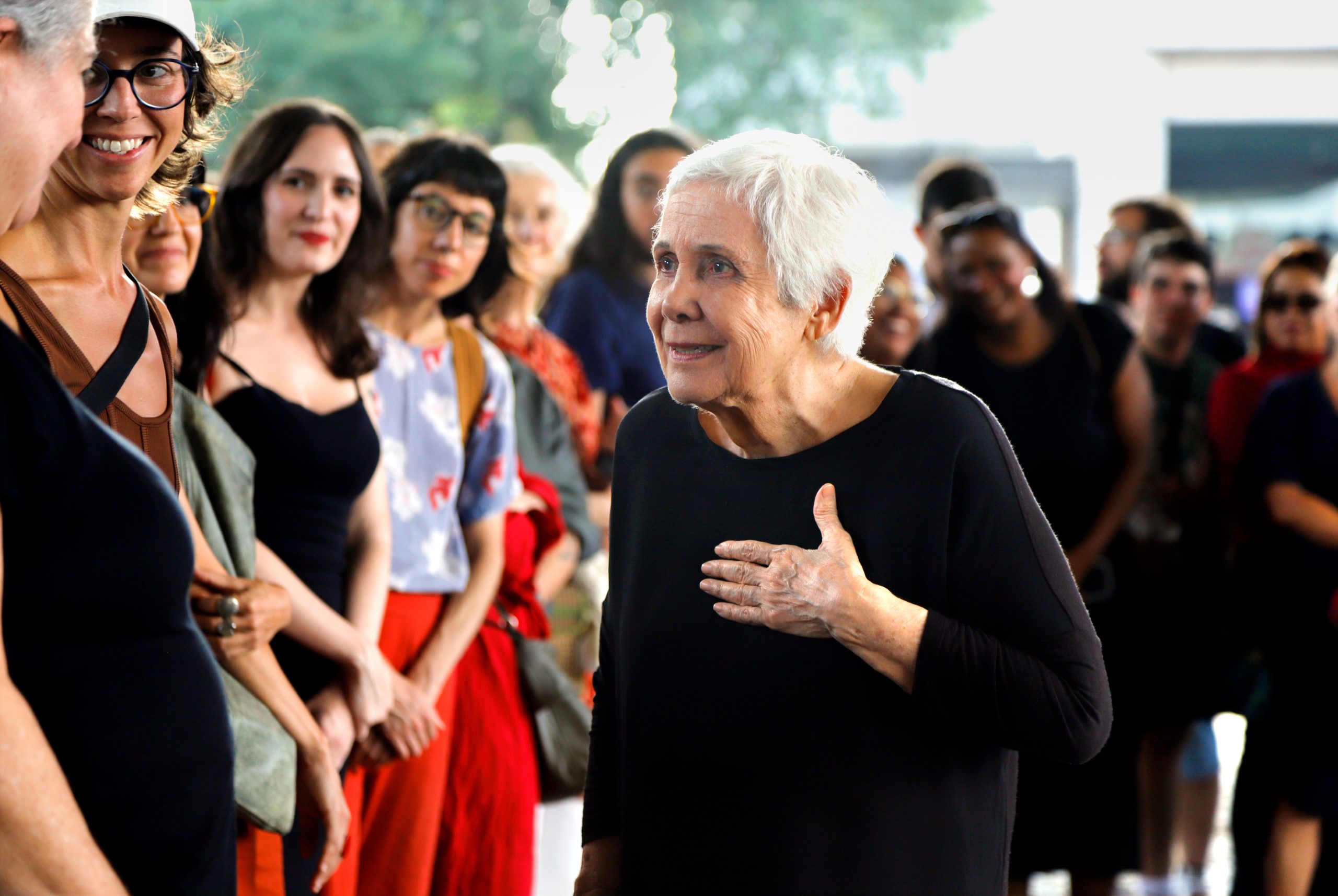 Anna Maria Maiolino em performance no Rio